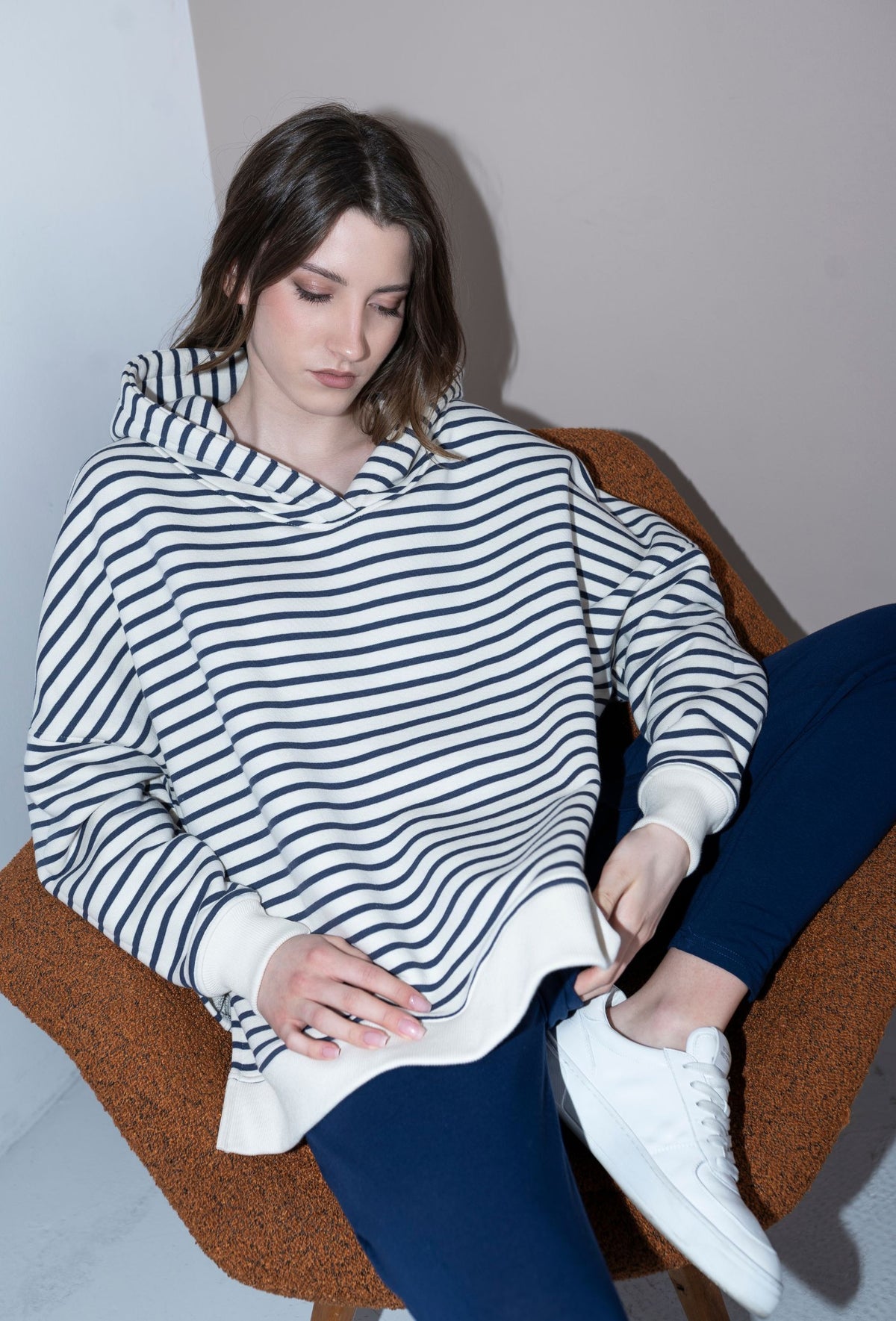 Bluza z kapturem EDEN SUMMER PASKI KREMOWO GRANATOWE